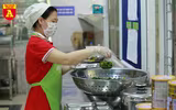 Cận cảnh bữa ăn bán trú của học sinh trong ngày đầu đi học